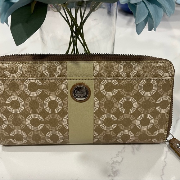Authentic Coach Large Zipper Classic "C" Wallet (Tan/Brown) - Picture 2 of 8